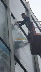 Применение жидкой пленки для окон Liquick при нанесении граффити (реклама) на фасаде ВДНХ