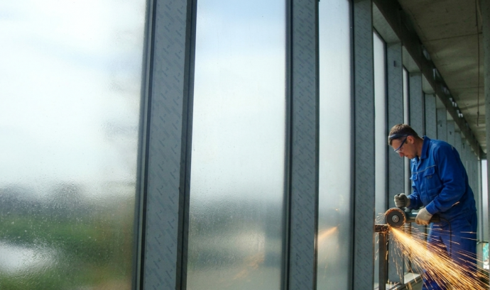 Болгарка против стекла: как пленка для ремонта экономит 50 000 рублей на замене стеклопакетов