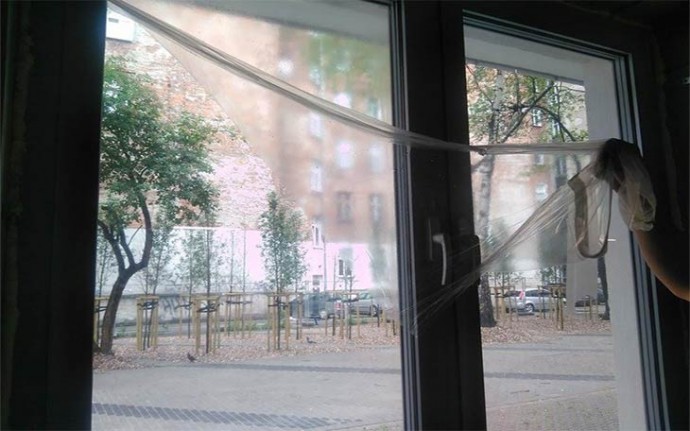 Правильная оклейка защитной пленкой: как верно защитить окна перед ремонтом?